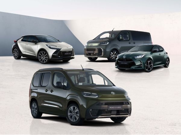 Vier Fahrzeuge von Toyota stehen vor einem neutralen Hintergrund: Zwei Kompaktwagen und zwei Vans.