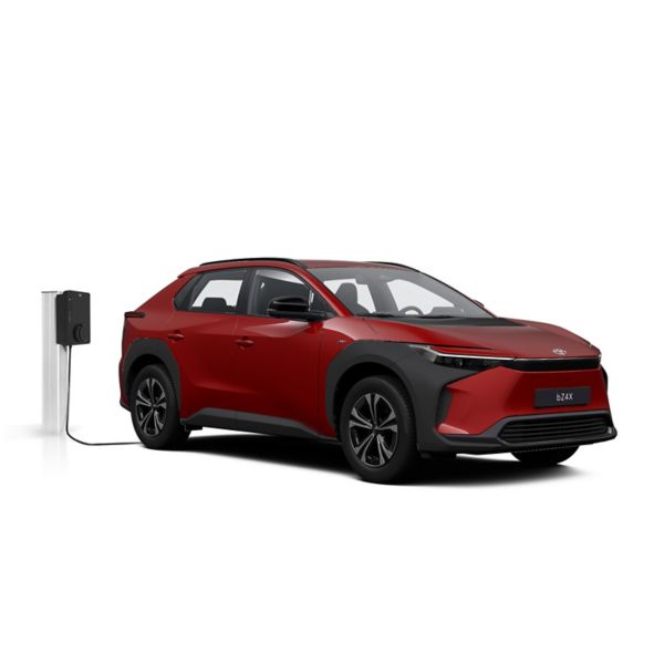 Ein weißer Toyota bZ4X in diagonaler Frontansicht vor einem weißen Hintergrund