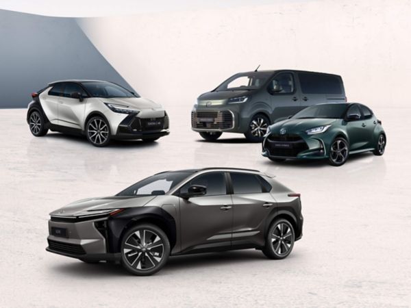 Vier Toyota Modelle stehen auf einer weißen Fläche nebeneinander
