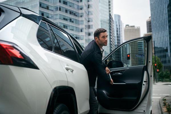 Homme d'affaire sortant de son véhicule Toyota