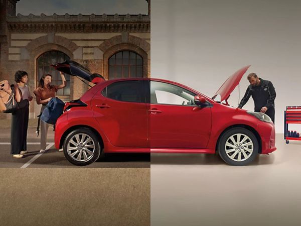 Ein roter Toyota Yaris steht in zwei separaten Umgebungen: mit dem Heck und geöffnetem Kofferraum auf einer Straße, mit der Front und geöffneter Motorhaube in einer Werkstatt.