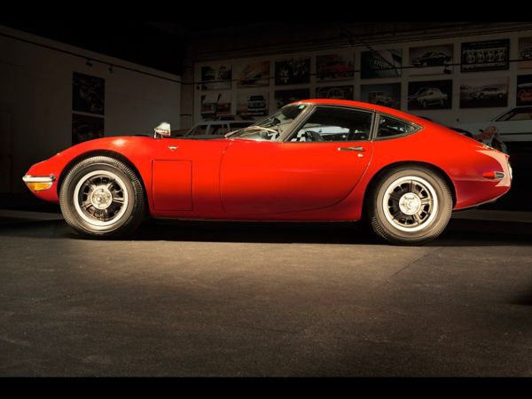 side view of Toyota 2000GT