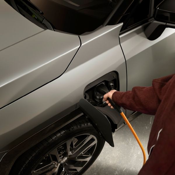 Een persoon bedient de MyToyota App