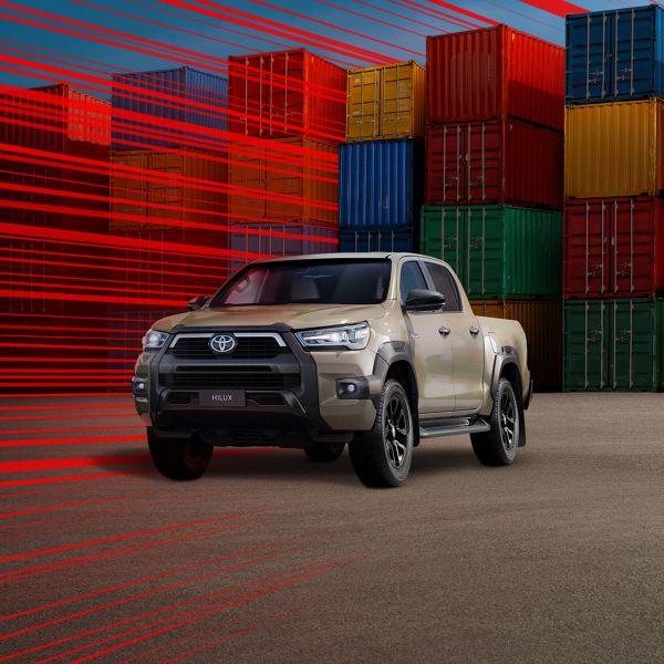 Toyota Hilux vor bunten Containern