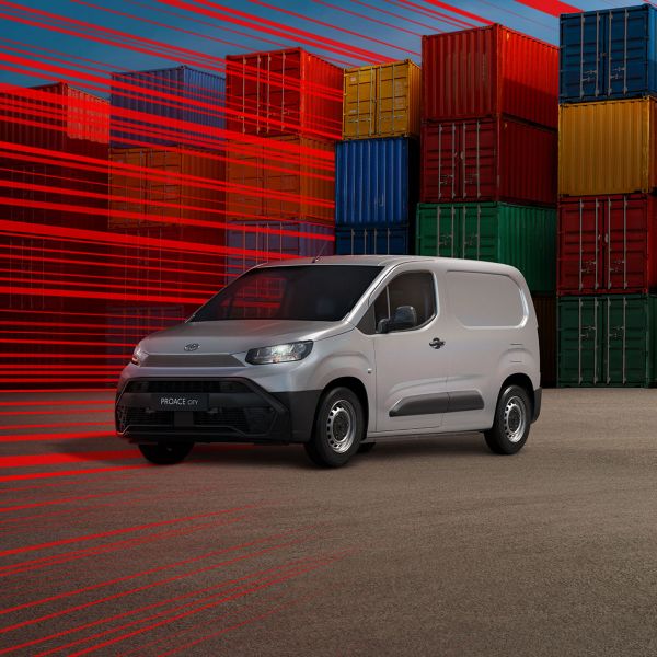 Proace City Duty in silber vor bunten Containern