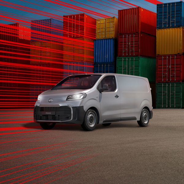 Proace Duty in silber vor bunten Containern
