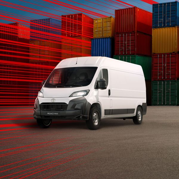Proace Max vor bunten Containern