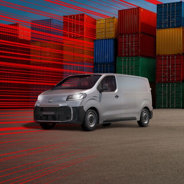 Proace Duty in silber vor bunten Containern