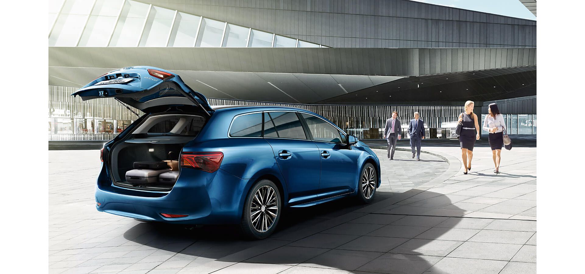 Toyota Avensis with the boot open