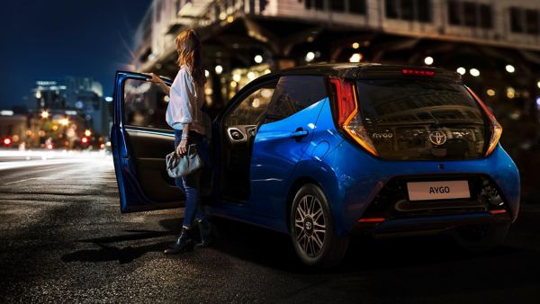 жена слиза от Aygo X