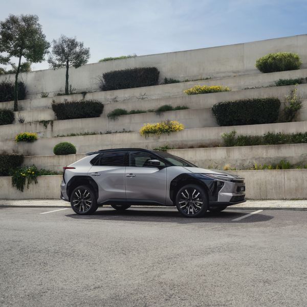 Toyota bZ4X 2025 exterieur rechter zijaanzicht