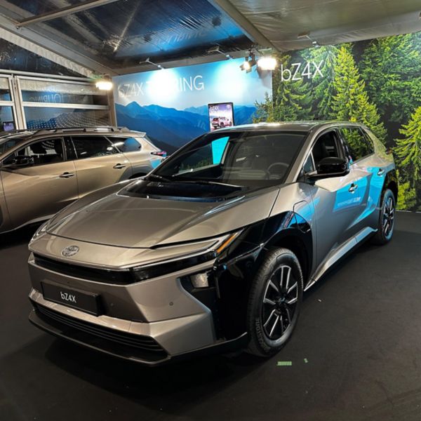 Toyota BZ4X 2025 exterieur schuin vooraanzicht EV Experience