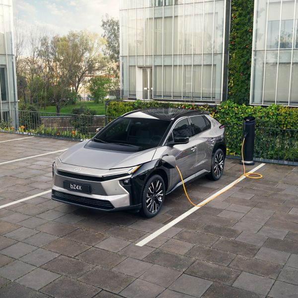 Toyota bZ4X aan een laadpaal