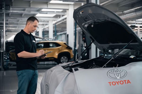 toyota-business-image-mechanic