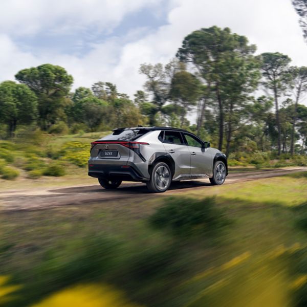 toyota, bz4x, 2025, exterieur, achterkant, driekwart, rechtsachter