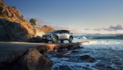 De Toyota bZ4X op het strand
