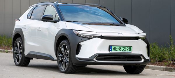 Toyota bZ4X zaparkowana na ulicy miasta