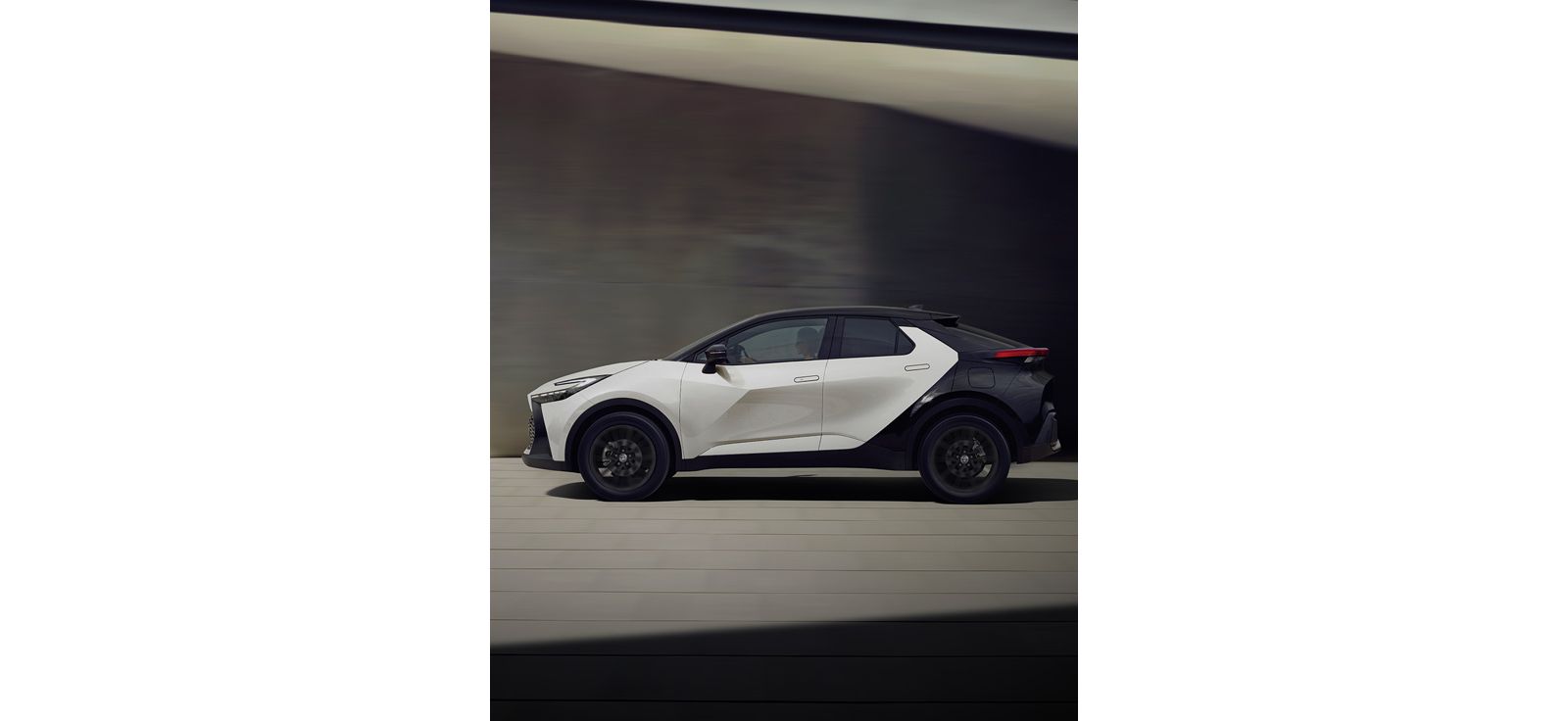 Toyota C-HR beim Fahren in einer städtischen Umgebung.