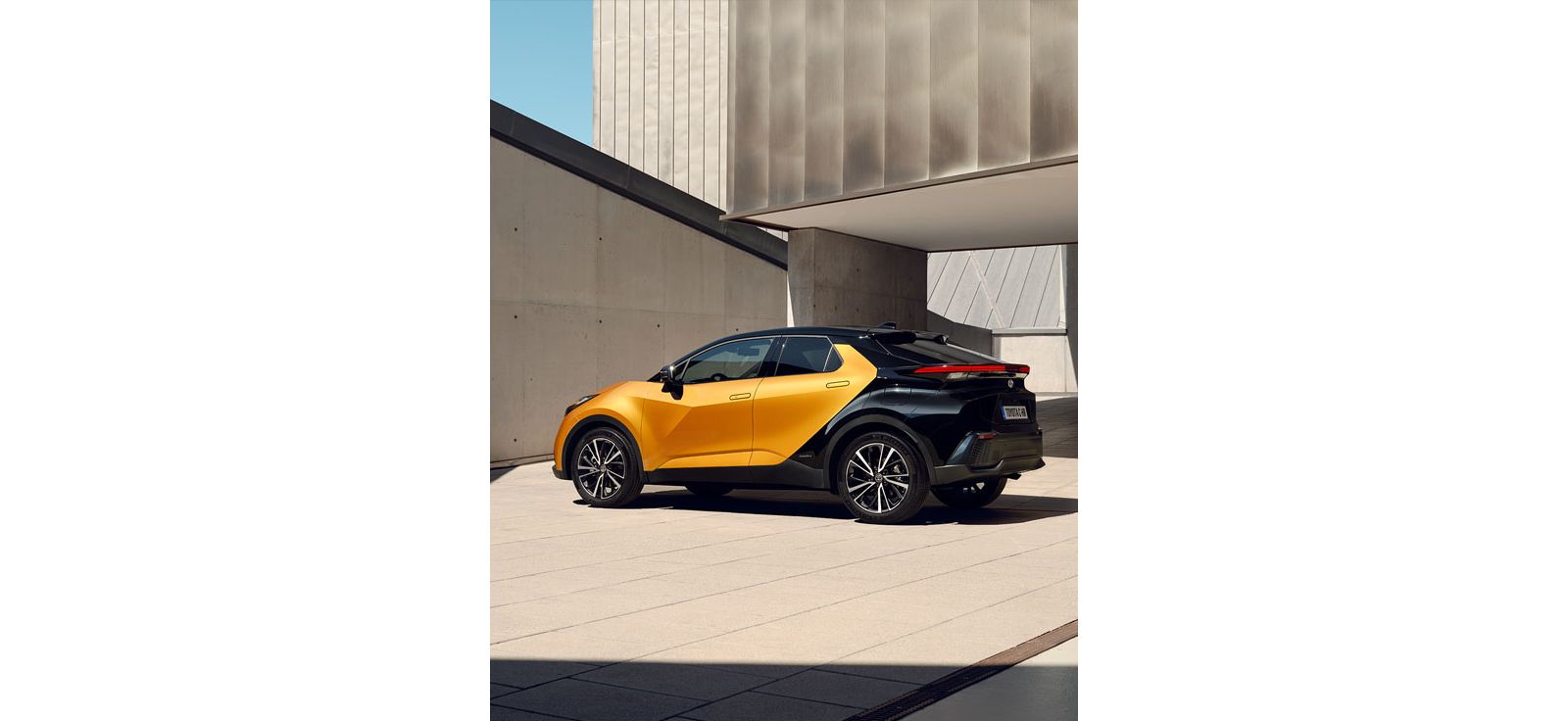 C-HR in sulphur metallic bi-tone lak