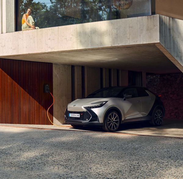 c-hr hybride rechargeable garé et en chargement