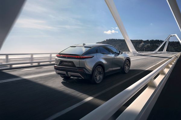 Toyota C-HR+ 2025 exterieur dynamisch achteraanzicht