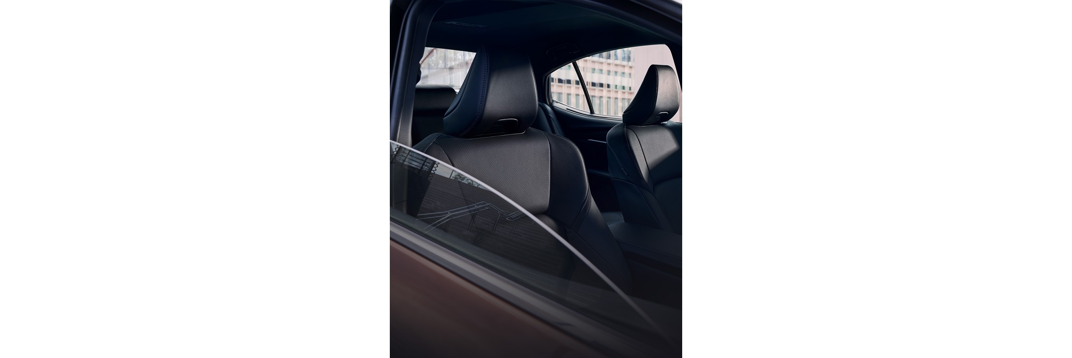 Toyota Camry Hybrid tágas hátsó utastere