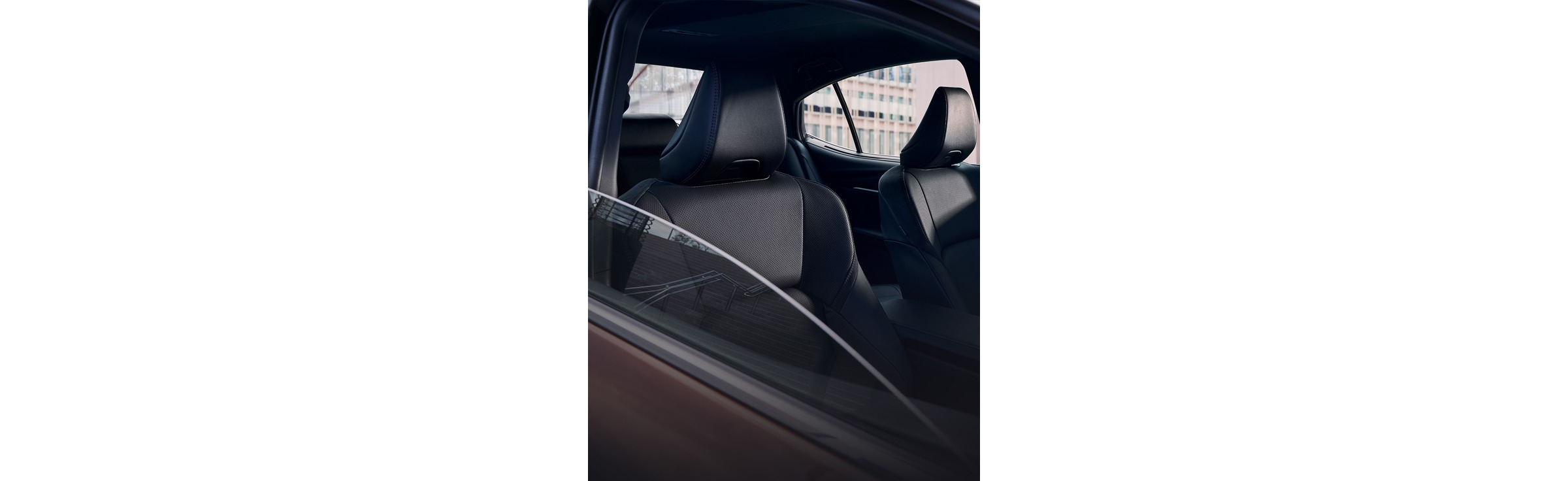 Toyota Camry tágas hátsó utastere teljes szélességben