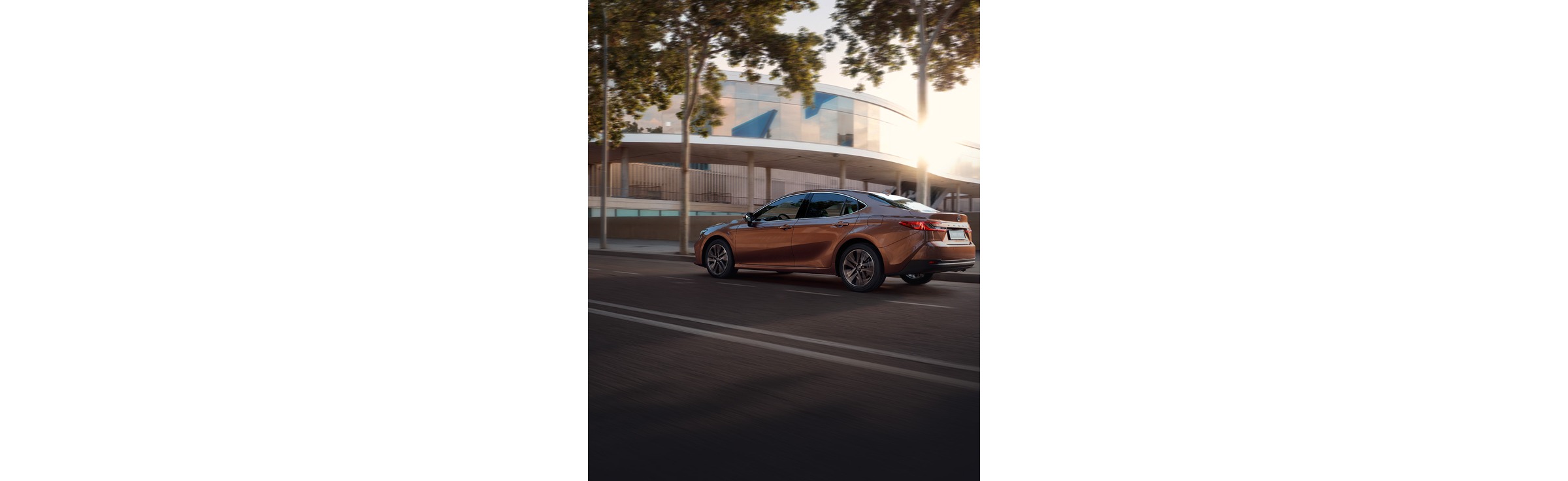Toyota Camry Hybrid teljes oldalnézetben, menet közben