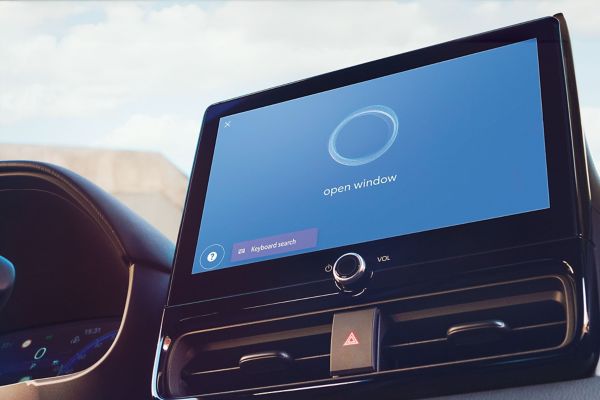 Nahaufnahme eines Multimedia-Displays mit blauem Bildschirm und einem weißen Kreis, darunter der Sprachbefehl "open window".