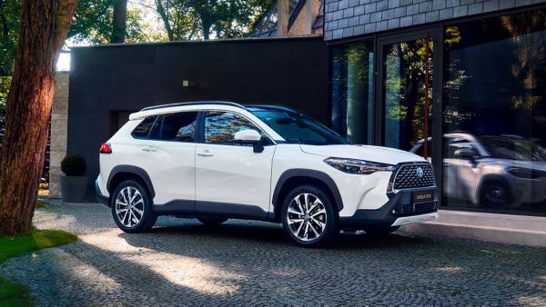 Toyota, Yaris, voorkant, driekwart voor, rechts, rijdend, straat