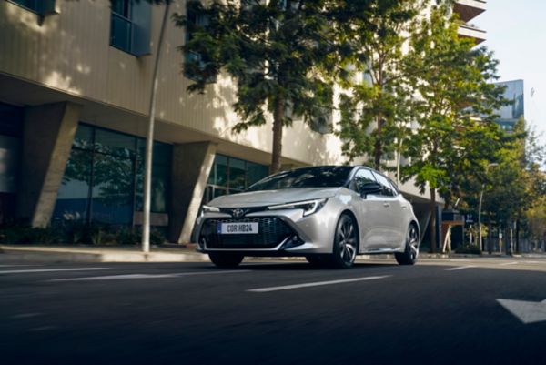 Toyota Corolla Hatchback exterieur driekwart linksvoor zilvergrijs