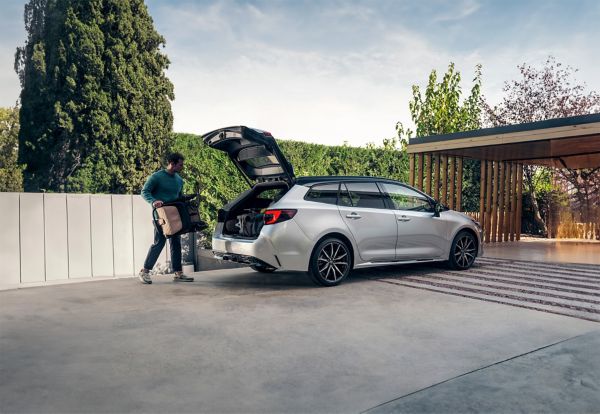 Zilvergrijze Toyota Corolla Touring Sports exterieur rechtsachter