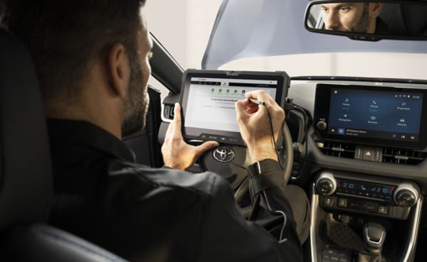 Muž mechanik vykonáva testy na toyote 