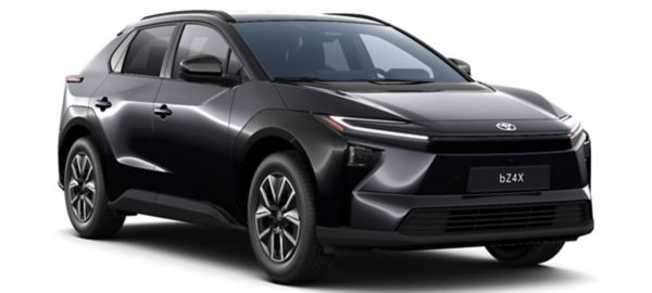 Ein schwarzer Toyota bZ4x steht diagonal zur Kamera auf weißem Hintergrund