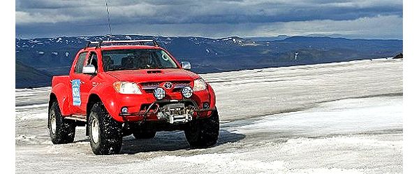 Karlı ekstrem koşulda kırmızı Toyota Hilux