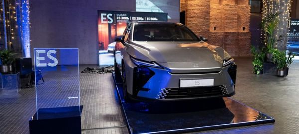 ChatGPT powiedział:  Toyota látványos Várkert Bazár-bemutatón tárta fel 2026-ig érkező modelloffenzíváját a magyar újautópiac számára