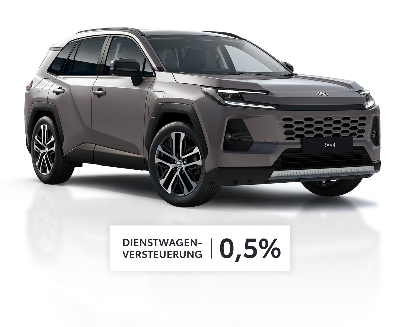 Ein Toyota RAV4 Plug-in Hybrid steht diagonal zur Kamera vor neutralem Hintergrund. Darunter ein Störer mit: Dienstwagenversteuerung 0,5%