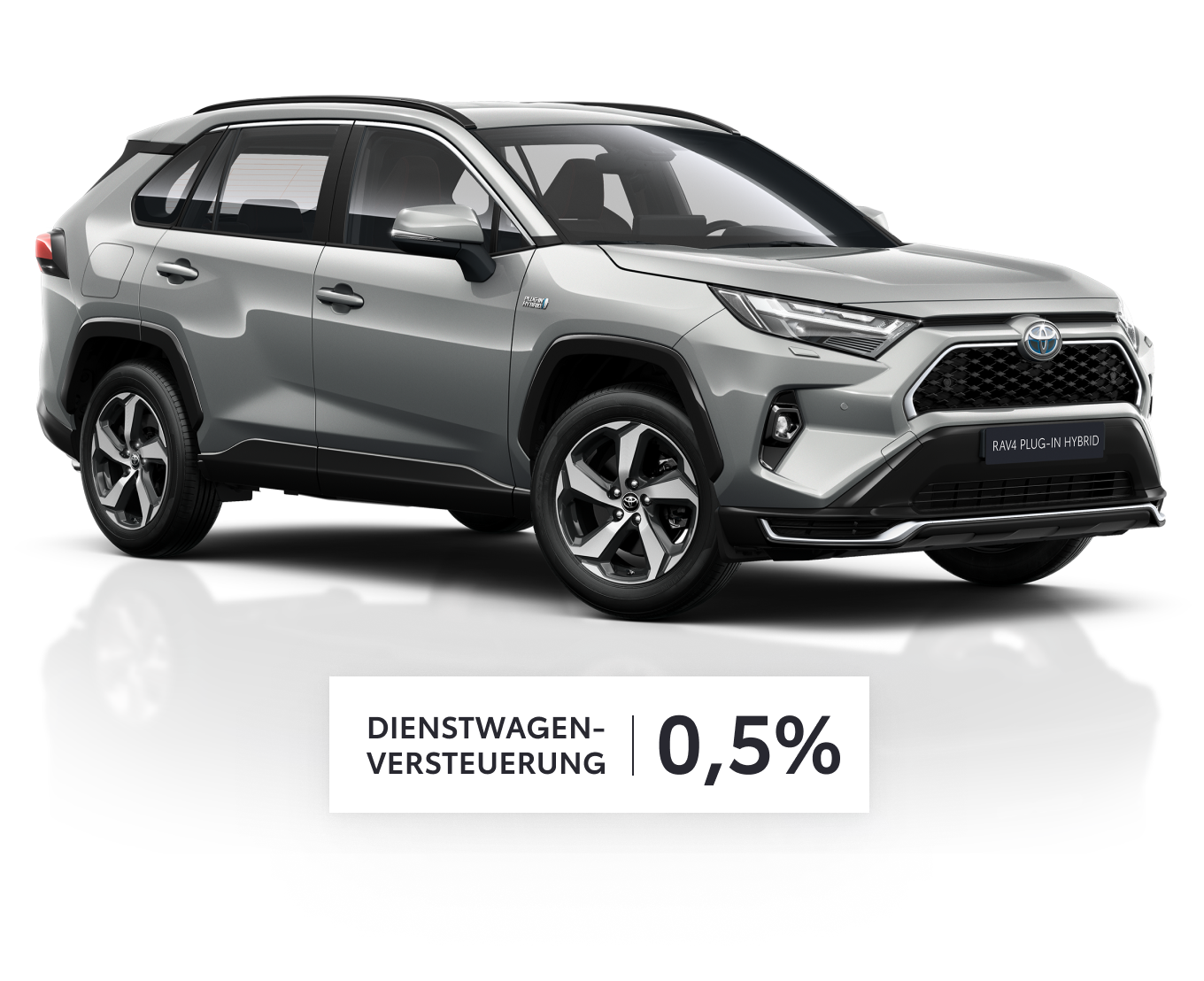 Silberner Toyota RAV4 Plug-in Hybrid steht diagonal zur Kamera, darunter ein Störer mit Dienstwagenversteuerung 0,5 Prozent