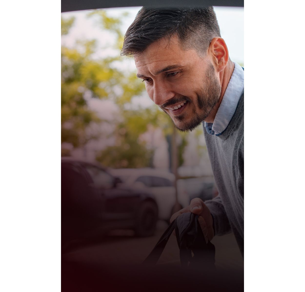 Ein Mann im grauen Pullover betankt einen Toyota.