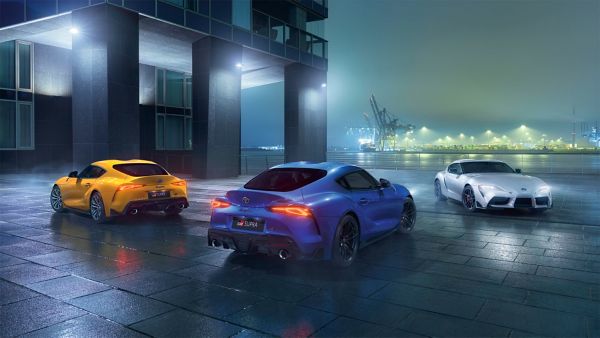 3 паркирани автомобила Toyota Supra 