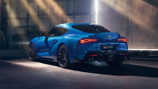 Синя Toyota supra заден изглед