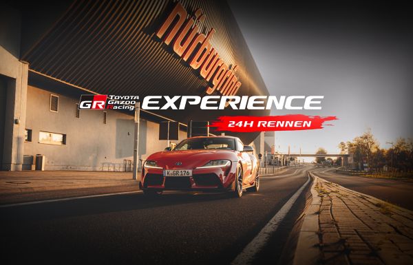 Roter GR Supra fährt auf einer Straße auf dem Nürburgring darüber ein GR Toyota Gazoo Racing Logo und die Aufschrift Experience 24h Rennen