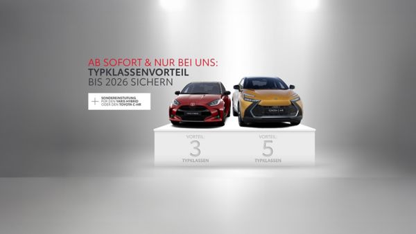 Rote und gelbe Toyota-Autos, die auf separaten Sockeln ausgestellt sind und mit „Vorteil 3 Typklassen“ und „Vorteil 5 Typklassen“ beschriftet sind