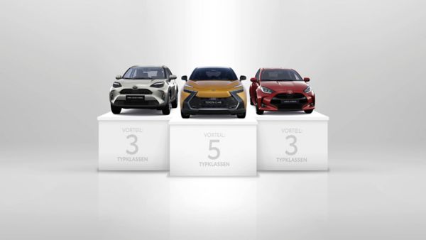 Bild zeigt drei Autos auf einem Podium, darunter Aufschrift mit jeweils 3 bzw. 5 Typklassen