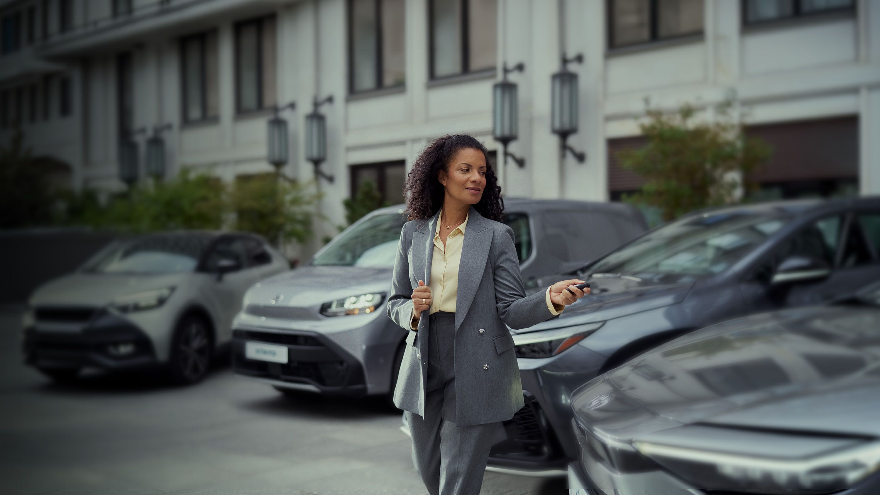 Kundin öffnet ein Fahrzeug mit dem KINTO Fahrzeugschlüssel.