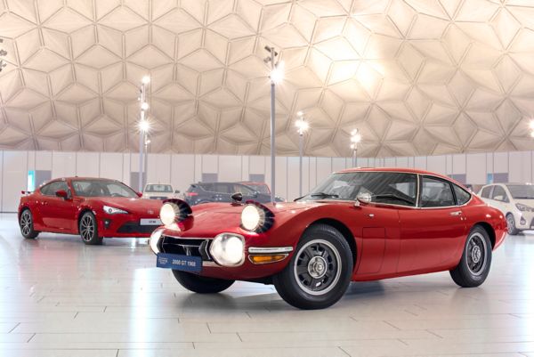 Toyota 2000GT malli punainen historiallinen