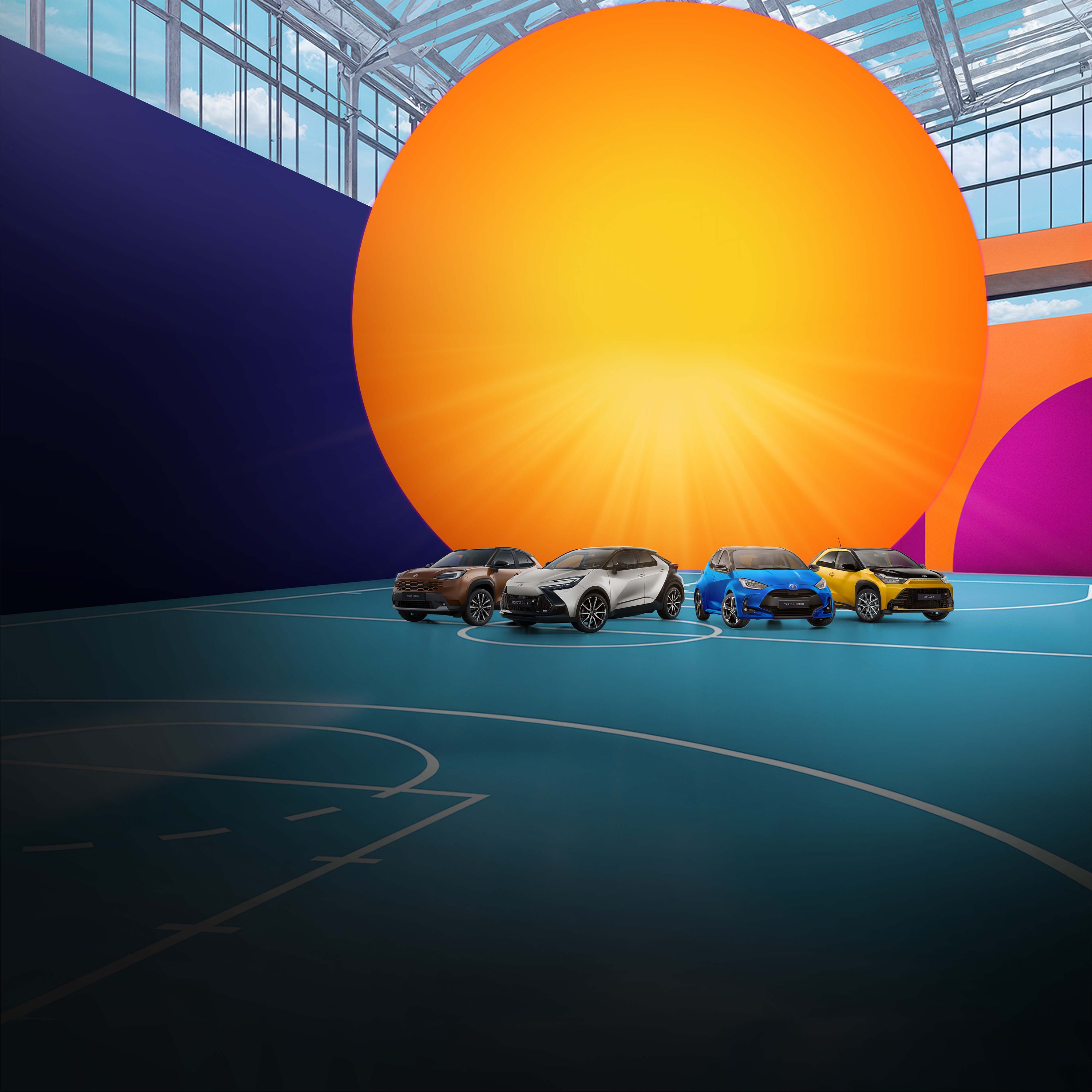 Vier Toyota-Fahrzeuge in Schwarz, Orange und Grau vor einem farbigen, grafischen Hintergrund, nebeneinander auf einer stilisierten Fläche präsentiert.