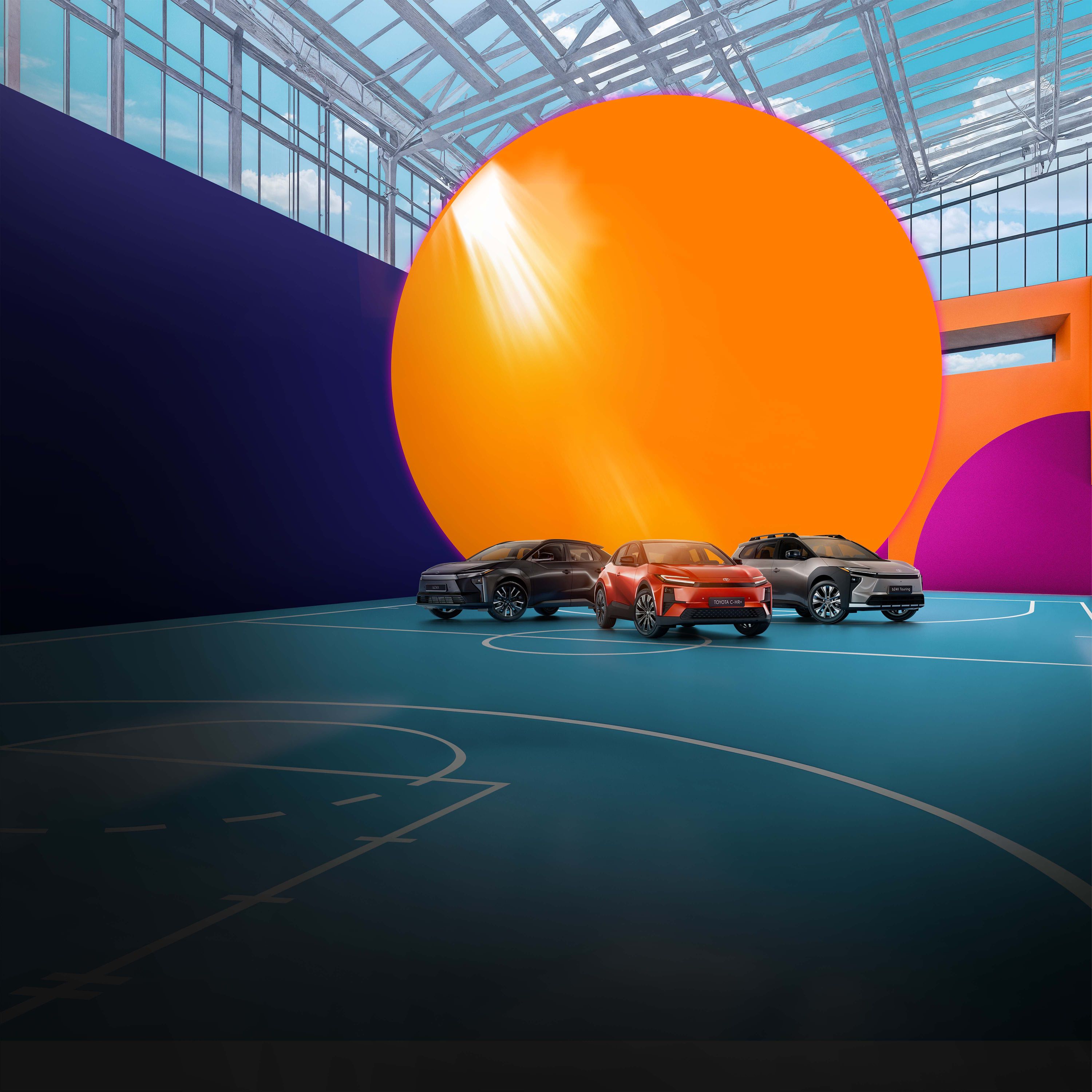 Drei Toyota-Fahrzeuge in Schwarz, Orange und Grau vor einem farbigen, grafischen Hintergrund, nebeneinander auf einer stilisierten Fläche präsentiert.