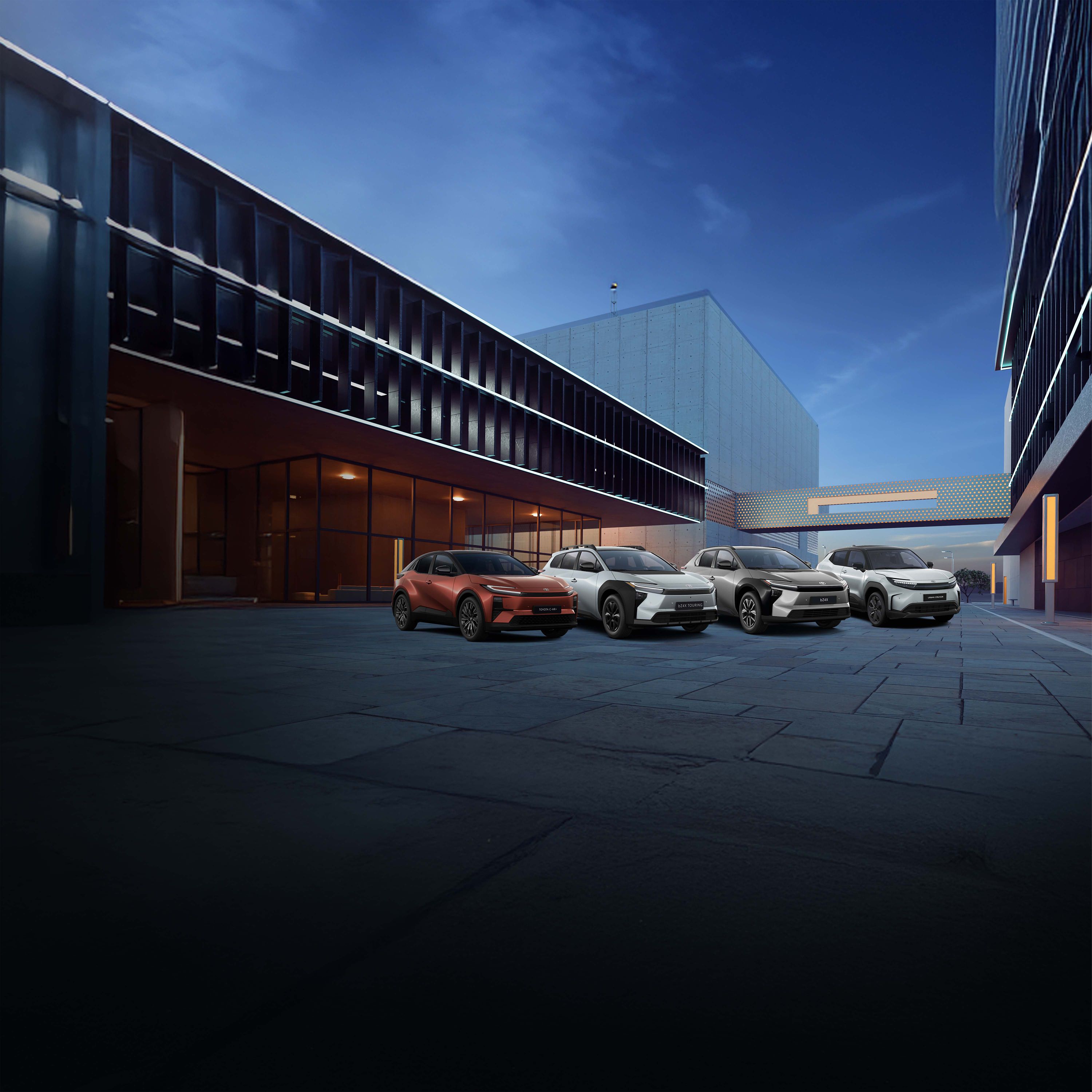 Drei Toyota-Fahrzeuge in Schwarz, Orange und Grau vor einem farbigen, grafischen Hintergrund, nebeneinander auf einer stilisierten Fläche präsentiert.