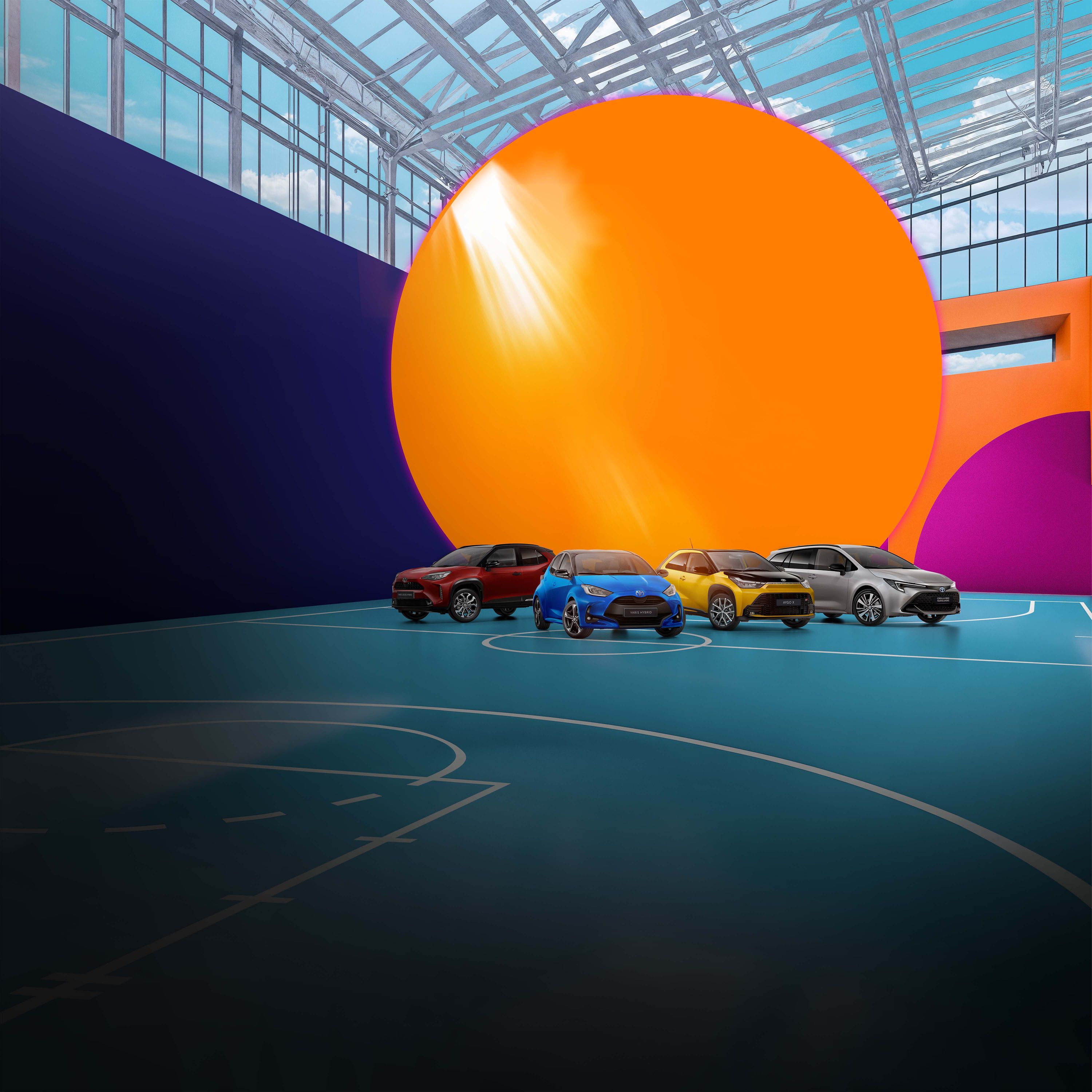 Drei Toyota-Fahrzeuge in Schwarz, Orange und Grau vor einem farbigen, grafischen Hintergrund, nebeneinander auf einer stilisierten Fläche präsentiert.